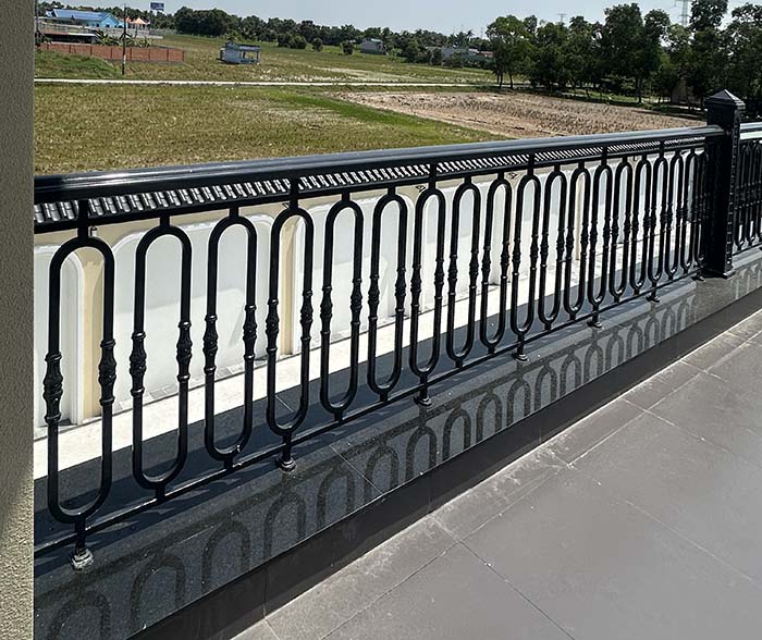 mẫu lan can nh&ocirc;m đ&uacute;c đơn giản hiện đại